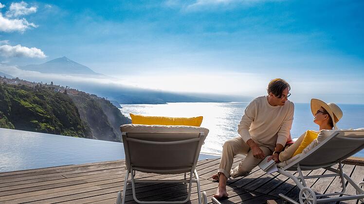 Es h&auml;tte so sch&ouml;n sein k&ouml;nnen, doch anstatt die sommerliche Auszeit mit seiner Geliebten Jojo Hirth (Andrea Osv&aacute;rt) genie&szlig;en zu k&ouml;nnen, muss Allmen (Heino Ferch) widerwillig ermitteln.