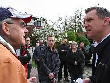 Bürgermeister Ludwig Wahl (rechts) im Gespräch mit einem Röttenbacher Bürger .  Fotos: Evi Seeger