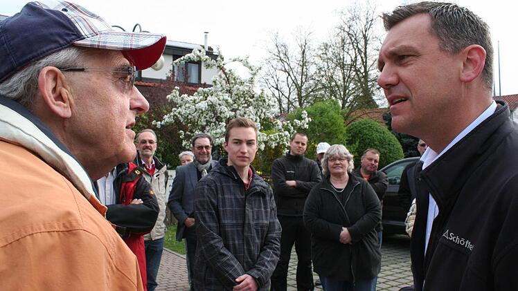 Bürgermeister Ludwig Wahl (rechts) im Gespräch mit einem Röttenbacher Bürger .  Fotos: Evi Seeger