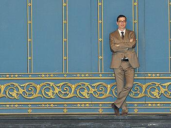 Symbolschwer: Intendant Bodo Busse vor dem Eisernen Vorhang des Landestheaters. Wegen des massiven Wasserschadens mussten in dieser Saison insgesamt 62 Vorstellungen abgesagt werden. Foto: Andrea Kremper