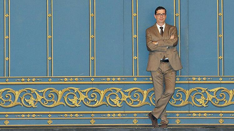 Symbolschwer: Intendant Bodo Busse vor dem Eisernen Vorhang des Landestheaters. Wegen des massiven Wasserschadens mussten in dieser Saison insgesamt 62 Vorstellungen abgesagt werden. Foto: Andrea Kremper