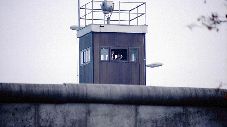 Die DDR-Grenzer, die Helmut Zink hier wenige Tage vor der Maueröffnung fotografierte, tun es ihm gleich und drücken auf den Knopf ihrer Kamera.