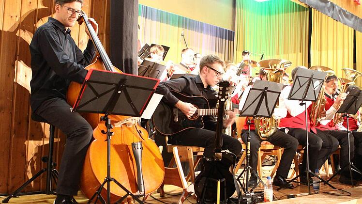 Marius Häberlein und Wolfgang Kriener an den Saiteninstrumenten. Foto: Thomas Dill