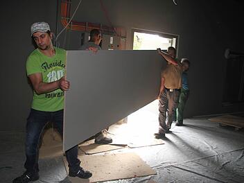 Die Mitarbeiter der Berliner Spezialfirma schleppen MDF-Platten ins Innere. Von der Kulisse ist noch nicht viel zu erkennen. Sogar ein Schiff wird aufgebaut. Fotos: Sonja Adam