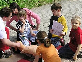 Auch mit Kindern arbeiten die Mitglieder der Kupferberger Rot-Kreuz-Bereitschaft gern. Unser Bild entstand bei der Erste-Hilfe-Rallye, an der die Mädchen und Jungen mit Begeisterung teilnahmen. Fotos: Klaus-Peter Wulf