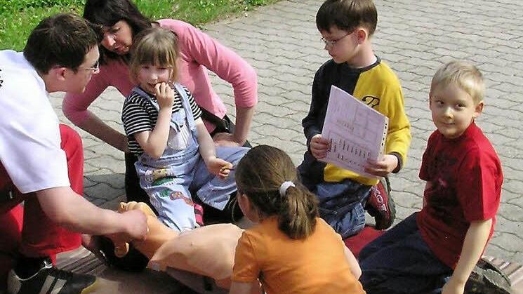 Auch mit Kindern arbeiten die Mitglieder der Kupferberger Rot-Kreuz-Bereitschaft gern. Unser Bild entstand bei der Erste-Hilfe-Rallye, an der die Mädchen und Jungen mit Begeisterung teilnahmen. Fotos: Klaus-Peter Wulf
