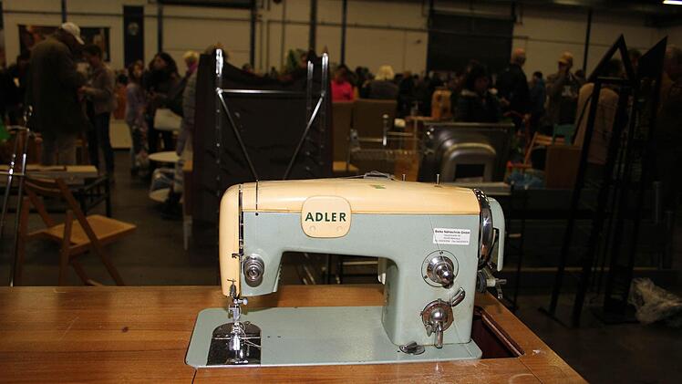 Auch echte Antiquitäten gab es - eine alte Adler-Nähmaschine zum Beispiel. Und die alte Maschine ist noch absolut funktionstüchtig.