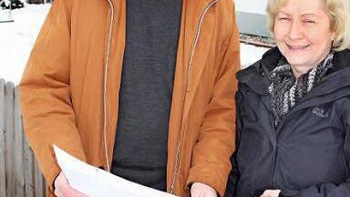 Bürgermeister Wolfgang Möhrlein mit Maria Bärnreuther, die ihr 40. Dienstjubiläum feiern kann, vor dem Hauptgebäude am Birkenweg 3 in Naisa.  Fotos: Beck