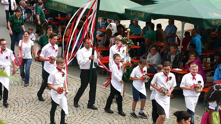 Viele Schaulustige verfolgten den bunten Umzug durch Peesten.