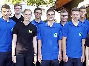 Die neuen Auszubildenden des Überlandwerks zusammen mit ihren Ausbildern (von links): Peter Omert (techn. Ausbilder), Andreas Hartung, kaufmännischer Ausbilder, Levin Vorndran, Willi Stöbling, Lisa Scherer, Jonas Heß, Tim Bräutigam, Sebastian Ortloff, Max Manger, Luis Back, Maria Gutmann, Moritz Lauer, Manfred Kaiser , technischer Ausbildungsleiter.  Foto: privat