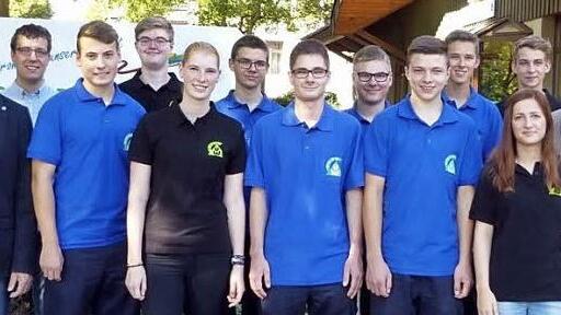 Die neuen Auszubildenden des Überlandwerks zusammen mit ihren Ausbildern (von links): Peter Omert (techn. Ausbilder), Andreas Hartung, kaufmännischer Ausbilder, Levin Vorndran, Willi Stöbling, Lisa Scherer, Jonas Heß, Tim Bräutigam, Sebastian Ortloff, Max Manger, Luis Back, Maria Gutmann, Moritz Lauer, Manfred Kaiser , technischer Ausbildungsleiter.  Foto: privat