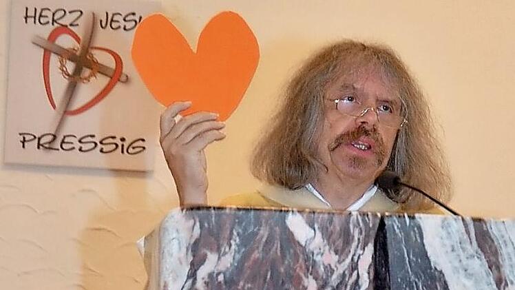 Pater Helmut Haagen bei einer seiner einprägsamen Predigten in der Herz-Jesu-Kirche  Foto: Karl-Heinz Hofmann