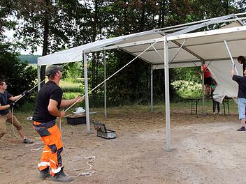 Am diesem Wochenende ist in Untermerzbach wieder "Rambazamba in der Pampa" angesagt. Am Dienstag bauten zahlreiche Helfer bereits das Festzelt auf dem Sportplatz auf, dieses Mal an neuer Stelle. Foto: Bettina Knauth
