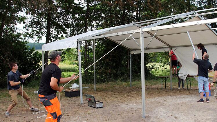 Am diesem Wochenende ist in Untermerzbach wieder "Rambazamba in der Pampa" angesagt. Am Dienstag bauten zahlreiche Helfer bereits das Festzelt auf dem Sportplatz auf, dieses Mal an neuer Stelle. Foto: Bettina Knauth