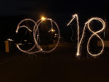 Im H&ouml;chstadter Nachthimmel lie&szlig; sich die Zahl 2018 f&uuml;r das neue Jahr erkennen. Foto: Yannick Hupfer