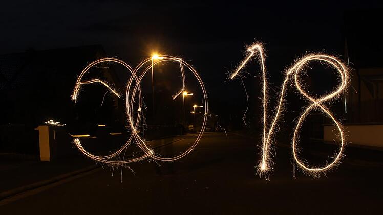 Im H&ouml;chstadter Nachthimmel lie&szlig; sich die Zahl 2018 f&uuml;r das neue Jahr erkennen. Foto: Yannick Hupfer