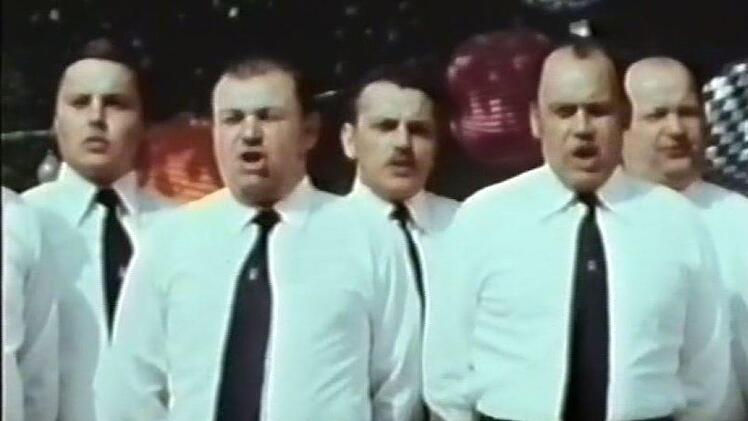 Gesungen wurde in einer Szene vom Männerchor