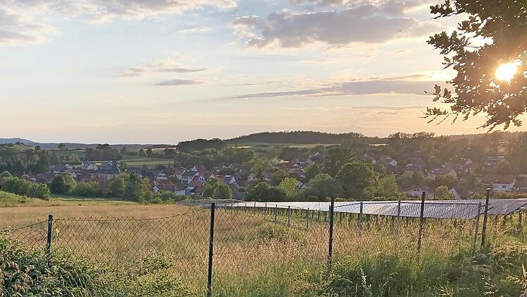Bald wird vor der bestehenden Photovoltaikanlage in Marktzeuln eine weitere errichtet. Fotos: Karin Sträßner