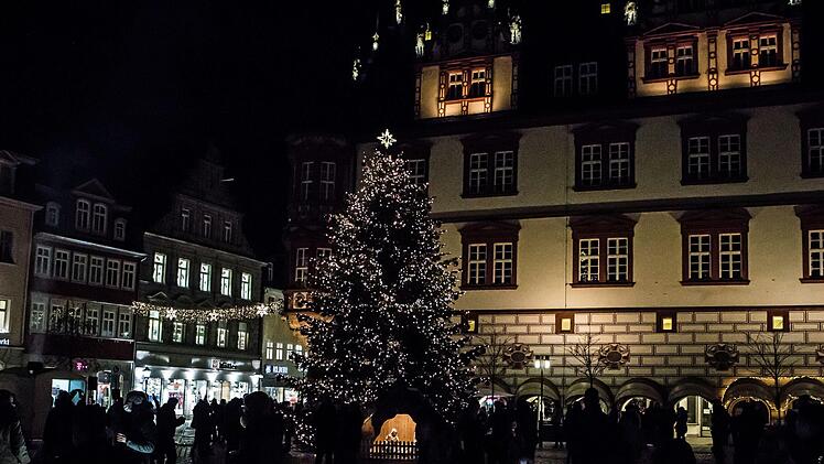 Coburg in der Adventszeit 2020: Blick auf den Weihnachtsbaum ohne Weihnachtsmarkt.Foto: Jochen Berger