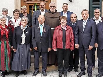 Jubilar Otto Bähr (vorne, 3.v.l.) nahm zusammen mit seiner Frau Christl (vorne, 2.v.l.) die Wünsche aus Politik, Kirche und vielen Vereinen entgegen.