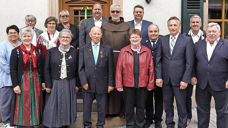 Jubilar Otto Bähr (vorne, 3.v.l.) nahm zusammen mit seiner Frau Christl (vorne, 2.v.l.) die Wünsche aus Politik, Kirche und vielen Vereinen entgegen.