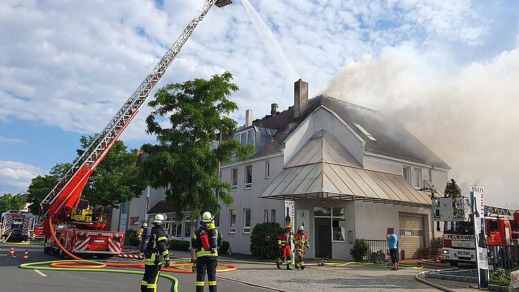 Dachstuhlbrand in Mehrfamilienhaus in Fürth