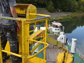 Einige Stellen in der Anlage des Jahnwehrs   sind nur mit Hilfe eines  so genannten Teleskop-Lifters  (Bild) vom Wasser bzw. einem Arbeitsschiff aus für die  Nachschau und Reparaturen erreichbar.  Foto :  Ronald  Rinklef      :