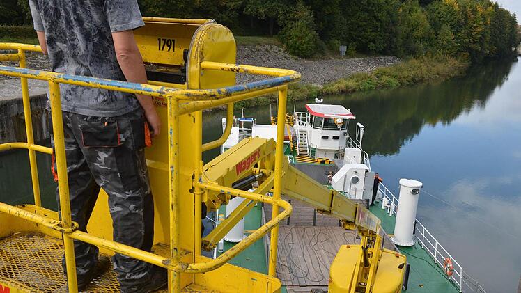 Einige Stellen in der Anlage des Jahnwehrs   sind nur mit Hilfe eines  so genannten Teleskop-Lifters  (Bild) vom Wasser bzw. einem Arbeitsschiff aus für die  Nachschau und Reparaturen erreichbar.  Foto :  Ronald  Rinklef      :