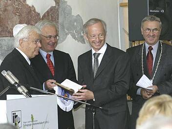Symbol der Offenheit: Beim Festakt im Jahr 2004 übergab Haim Zuri (von links), der Bürgermeister der Partnerstadt Kiryat Motzkin, an Landrat Rudolf Handwerker, Hansfried Nickel, den Vorsitzenden des Träger- und Fördervereins, und Untermerzbachs damaligen Bürgermeister Walter Eichhorn eine illustrierte Bibel. Foto: Archiv/tog