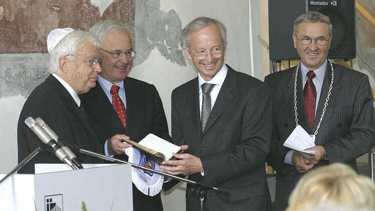 Symbol der Offenheit: Beim Festakt im Jahr 2004 übergab Haim Zuri (von links), der Bürgermeister der Partnerstadt Kiryat Motzkin, an Landrat Rudolf Handwerker, Hansfried Nickel, den Vorsitzenden des Träger- und Fördervereins, und Untermerzbachs damaligen Bürgermeister Walter Eichhorn eine illustrierte Bibel. Foto: Archiv/tog