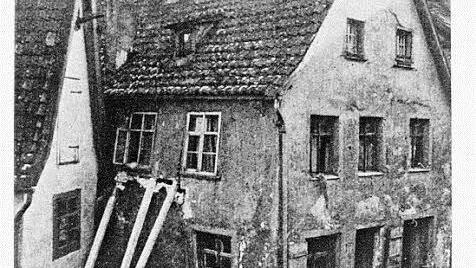 Das Wohnhaus der mutmaßlichen Einbrecher Hans Popp und Fritz Schuberth im Oberhacken 9 wird durch eine Gasexplosion vollständig zerstört. Die Mutter eines Beschuldigten kommt ums Leben. Foto: Stadtarchiv