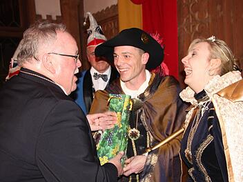 Jubilar Franz Streit mit seinen Überraschungsgästen Prinz Martin und Prinzessin Janina I.  Foto:Oswald