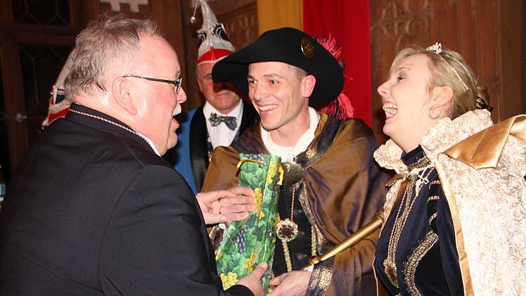 Jubilar Franz Streit mit seinen Überraschungsgästen Prinz Martin und Prinzessin Janina I.  Foto:Oswald
