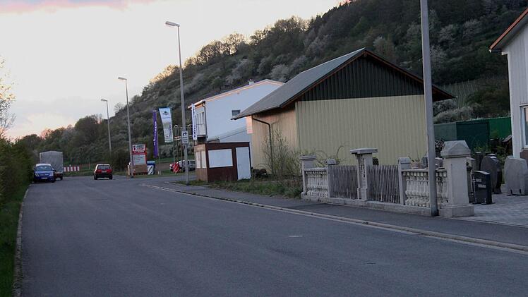 Ein Absperrschild zeigt hier am letzten Betrieb in der Lohwiese das Ende der Erschließung an.