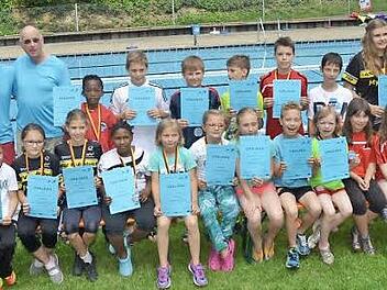 Sie freuten sich über ihre Medaillen und Urkunden bei den Kinder-und Jugendwettbewerben. Mit im Bild (hinten von links, Bürgermeister Egon Herrmann, Katharina Kaufmann, Oliver Kaufmann und Axel Witthauer.