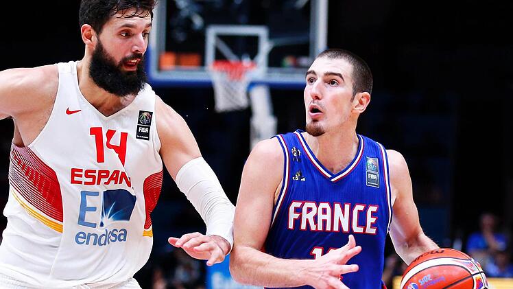 Nando de Colo (rechts) hielt die Franzosen lange im Spiel. Hier zieht er gegen Nikola Mirotic zum Korb. Foto: Sebastien Nogier/dpa