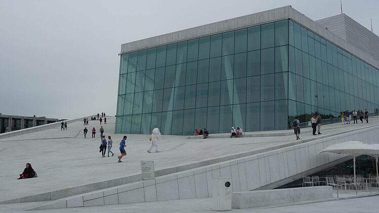 Lohnend ist in Oslo nicht nur ein Besuch bei den Philharmonikern, sondern auch in der Oper, die schon von außen beeindruckt: Einem Eisberg gleich liegt das Gebäude im Hafen. Foto: Rolf Nebel