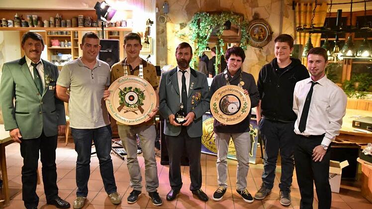 Schützenmeister Dieter Piechaczek (links) und Sportleiter Detlef Bartesch (rechts) proklamierten die neuen Majestäten (von links): Daniel Piechaczek, Tobias Piechaczek, Henry Austel, Saer Faltenbacher und Clemens Gehring. Fotos: Gerold Snater
