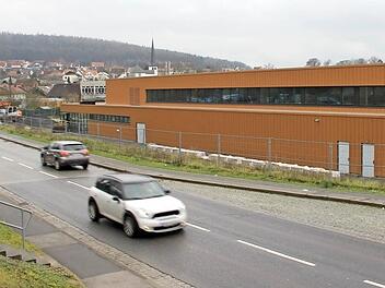 Äußerlich scheint es, als habe das neue Hallenbad bereits Rost angesetzt - dabei zögert sich seine Eröffnung weiter hinaus. Foto: Helmut Will