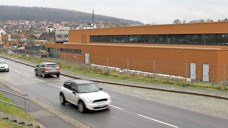Äußerlich scheint es, als habe das neue Hallenbad bereits Rost angesetzt - dabei zögert sich seine Eröffnung weiter hinaus. Foto: Helmut Will