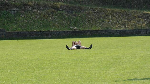Die Einsamkeit des Verlierers: Sebastian Heinlein vom FC Fuchsstadt nach der 2:3-Niederlage gegen den FC Gerolzhofen. Foto: ssp