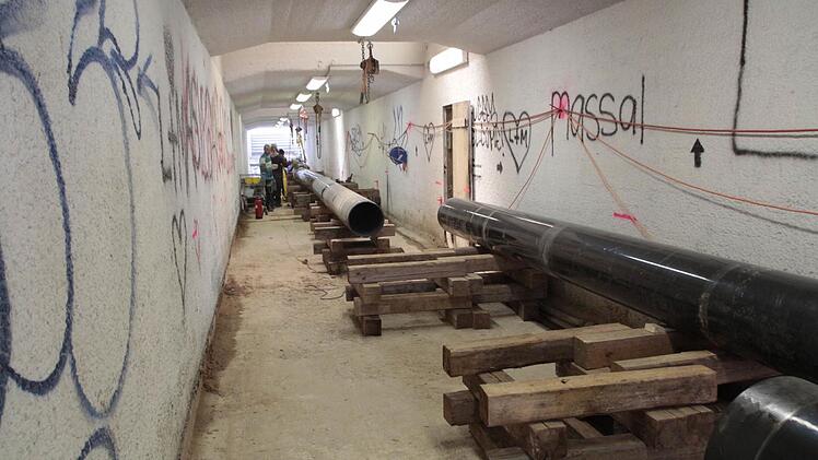 Schutzmantelrohre werden in der Fußgänger-Unterführung verlegt.
