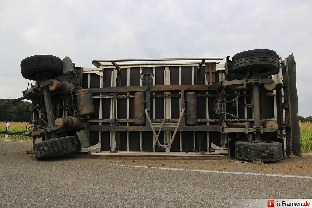 Biker verursacht Unfall: Anhänger kippt bei Scheßlitz um