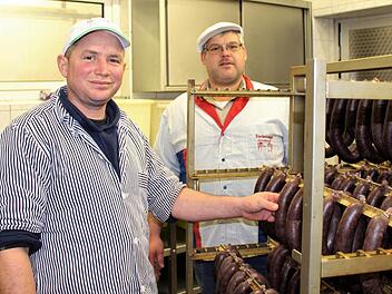 Yoansy Garcia (vorne) und sein Arbeitgeber, Metzgermeister Karlheinz Schumann (Weißenbach), profitieren beide von der Arbeit. Doch nicht jeder Asylbewerber kann sofort anfangen zu arbeiten. Foto: Julia Raab