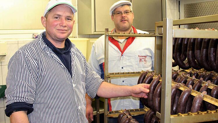 Yoansy Garcia (vorne) und sein Arbeitgeber, Metzgermeister Karlheinz Schumann (Weißenbach), profitieren beide von der Arbeit. Doch nicht jeder Asylbewerber kann sofort anfangen zu arbeiten. Foto: Julia Raab