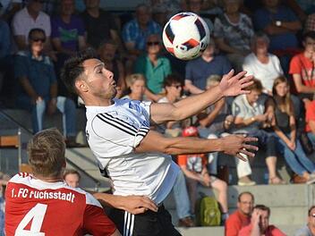 Saubere Annahme: Der Euerbacher Timo Pitter (weiß) schirmt den Ball mit der Brust vor Fuchsstadts Michael Emmer ab.  Foto: Marion Wetterich