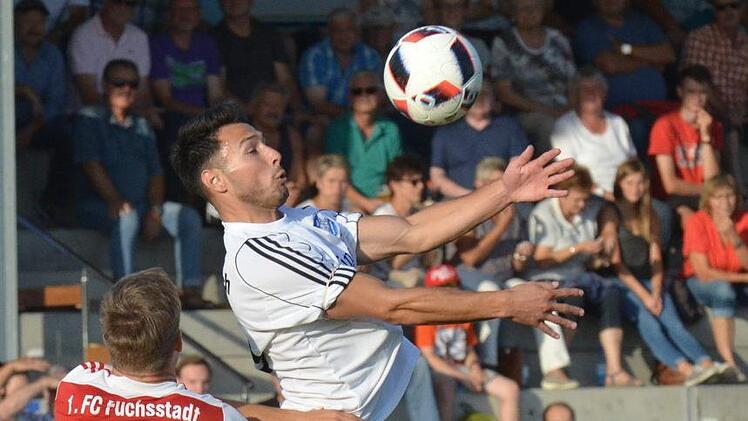 Saubere Annahme: Der Euerbacher Timo Pitter (weiß) schirmt den Ball mit der Brust vor Fuchsstadts Michael Emmer ab.  Foto: Marion Wetterich
