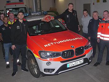 Der Basketball bringt sie zusammen: Philipp Wohlleben, Chase Adams, Danny Roth, Kevin Franceschi, Max von der Wippel. Johannes Wunder, Manfred Lorenz und Claus Weigang (von links) wollen das Blaulicht-Event am Samstag zu einem  Erfolg werden lassen.Foto: Berthold Köhler