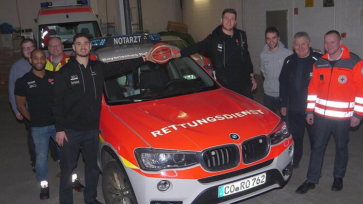 Der Basketball bringt sie zusammen: Philipp Wohlleben, Chase Adams, Danny Roth, Kevin Franceschi, Max von der Wippel. Johannes Wunder, Manfred Lorenz und Claus Weigang (von links) wollen das Blaulicht-Event am Samstag zu einem  Erfolg werden lassen.Foto: Berthold Köhler