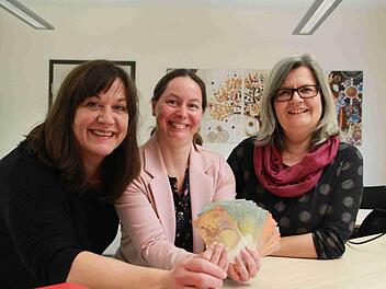 So sieht Freude über Vertrauen und Engagement aus (von links): Susanne Will, Redaktionsleiterin der Saale-Zeitung, Anne Hilpert, Caritas-Geschäftsführerin und Gabriele Morath, Caritas-Sozialberaterin sind begeistert von der Spendenbereitschaft für die Aktion "Weihnachtshilfe". Carmen Schmitt